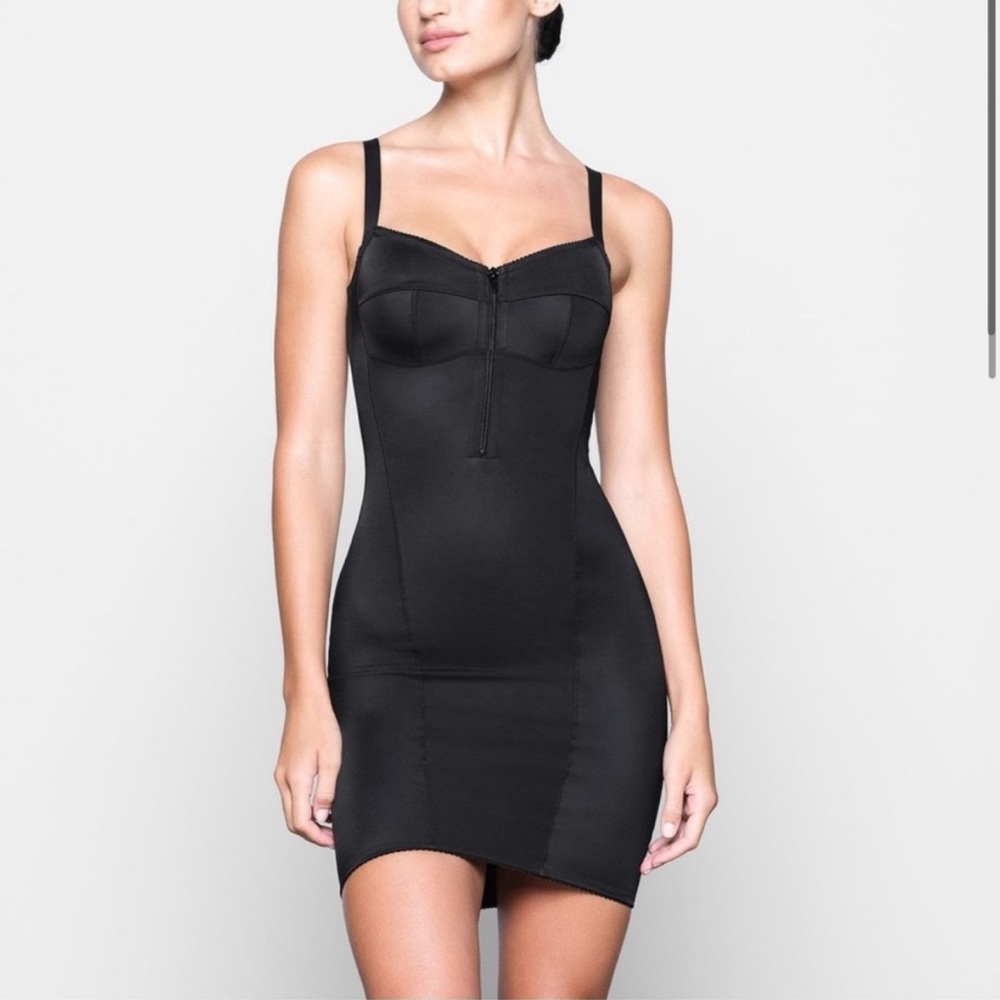 SKIMS GLAM SLIP DRESS IN ONYX, MEDIUM